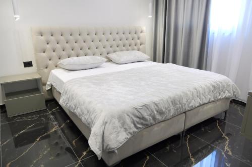 One-Bedroom Premium Apartment image 4