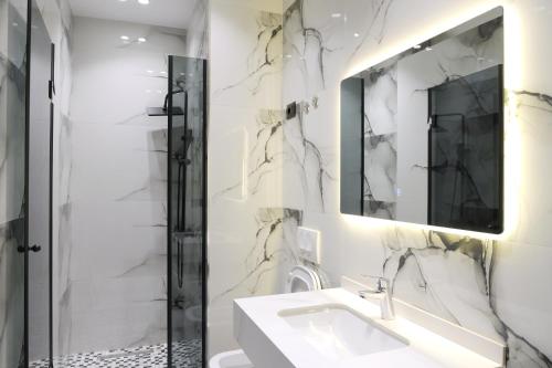 One-Bedroom Premium Apartment image 1