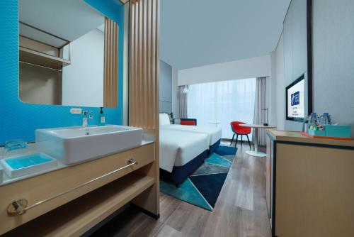 Standard Twin Room image 3