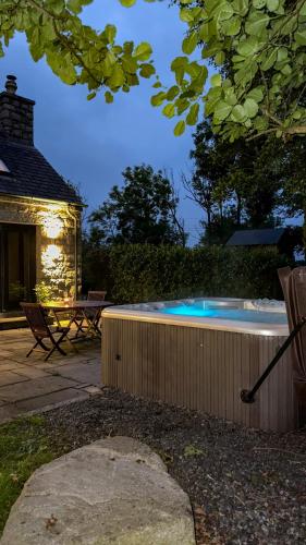 Bluebell Cottage - with hottub