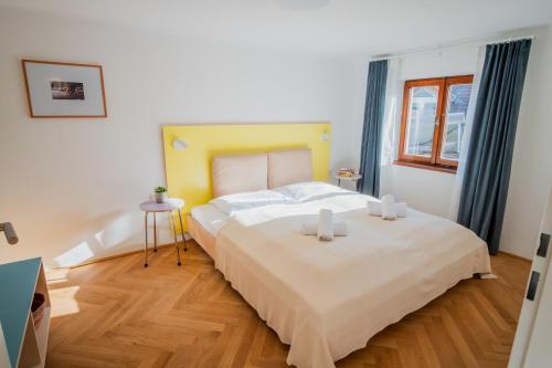 2 bedrooms, 4 beds