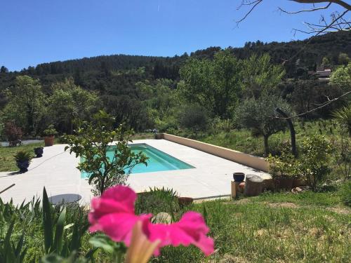 Villa Et au milieu coule un ruisseau - Piscine, jacuzzi privé, boulodrome (Villa Et au milieu coule un ruisseau - Piscine, jacuzzi prive, boulodrome) in Berlou