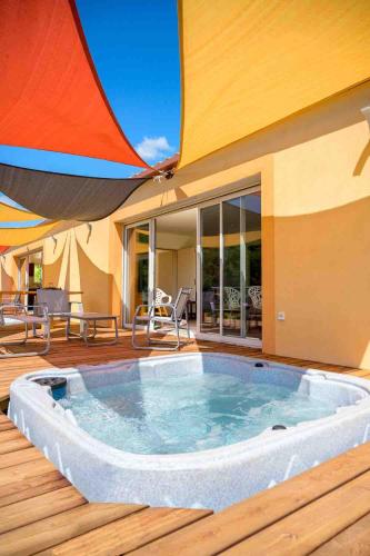 Villa Et au milieu coule un ruisseau - Piscine, jacuzzi privé, boulodrome (Villa Et au milieu coule un ruisseau - Piscine, jacuzzi prive, boulodrome) in Berlou
