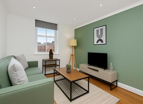 Delightful 2 Bed Flat near Old Street Station, Лондон (фото 10)