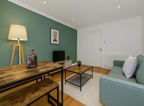Delightful 2 Bed Flat near Old Street Station, Лондон (фото 8)