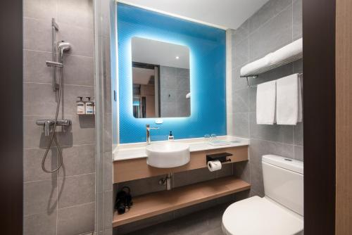 Standard Room image 6