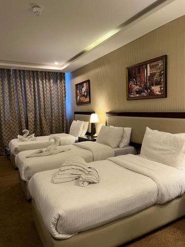 3 twin beds