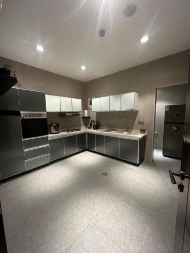 شقة بصالة أنيقة وغرفتين نوم - Elegant living room apartment with two bedrooms, Al ‘Azīzīyah (foto 2)