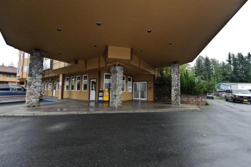 Frontier Suites Hotel in Juneau - 출입구