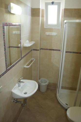 Standard Double Room image 6