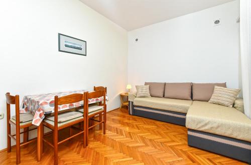 One-Bedroom Apartment image 5
