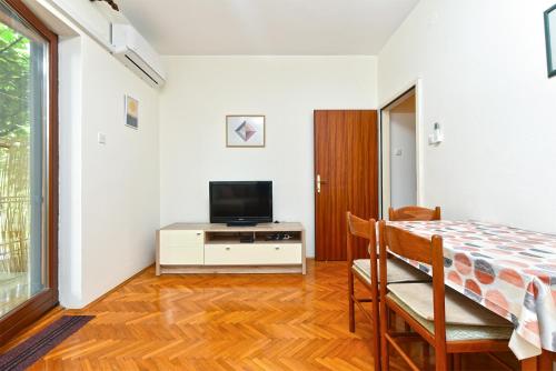 One-Bedroom Apartment image 6
