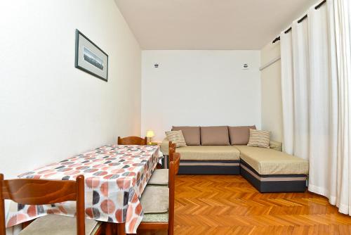 One-Bedroom Apartment image 4