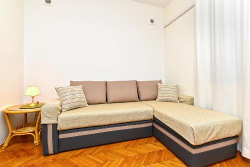 One-Bedroom Apartment image 3