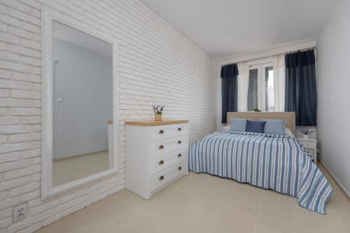 Spacious Apartment for 4 People with Air Conditioning by Noclegi Renters, Warsaw (photo 3)