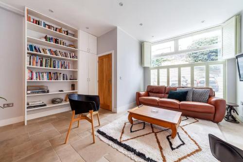 Beautiful light filled apartment in London, Лондон