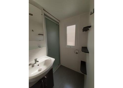 Bathroom, Mobil-home Clim, TV, LV, LL Camping LA CARABASSE 4etoiles - MH-A014 near La Brasserie