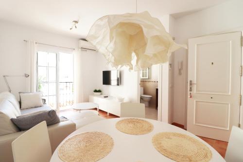 Apartamento Pescia con piscina en centro de Nerja - image 3