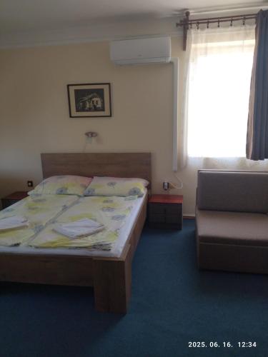 Quadruple Room with Balcony image 7