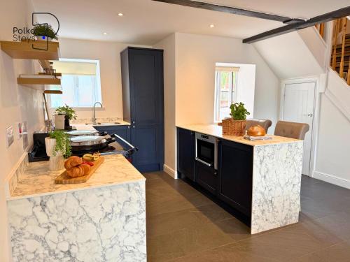 Konyha, No 2 PolkaStays Ivy Farm Rosewood Cottage in Westby-with-Plumptons
