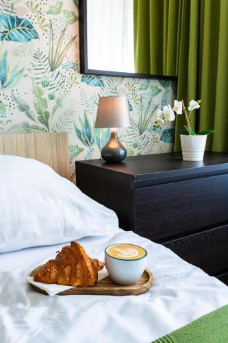 Double Room with Garden View image 4