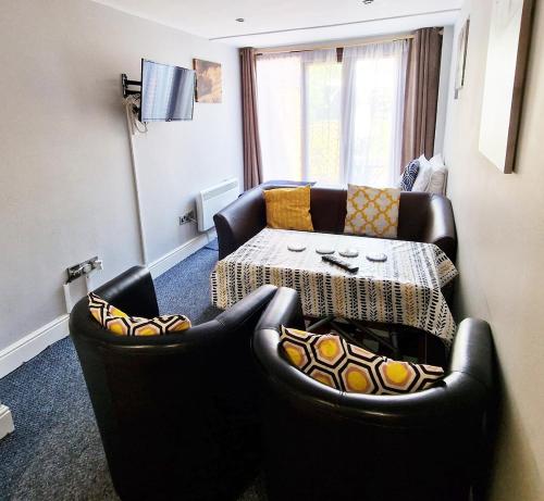 3 twin beds