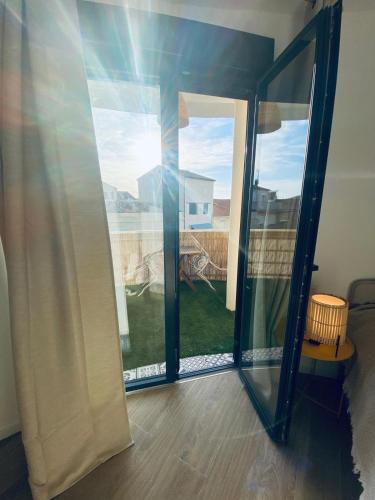 Balcony/terrace, Suites Aronas-hebergements climatises rive droite plein centre ville in Le Grau-du-Roi