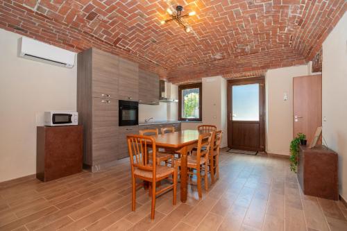 Viverone Lake - La Borgata Guesthouse x12 in Roppolo