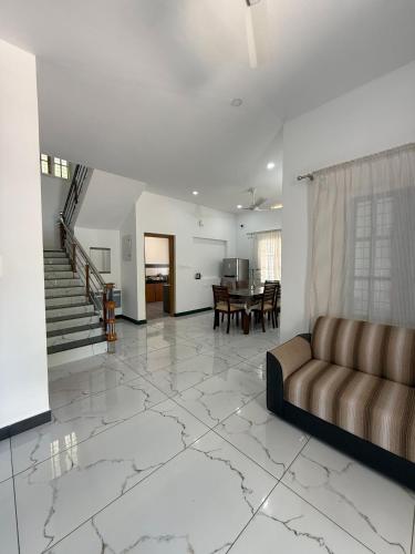 صالة مشتركة/ منطقة التلفزيون, SRI Villa Rooms in Wayanad - Family Villa Stay with Mountain views in تشوندالي