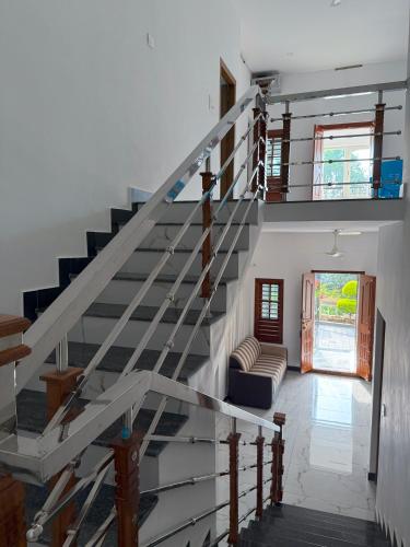 صالة مشتركة/ منطقة التلفزيون, SRI Villa Rooms in Wayanad - Family Villa Stay with Mountain views in تشوندالي