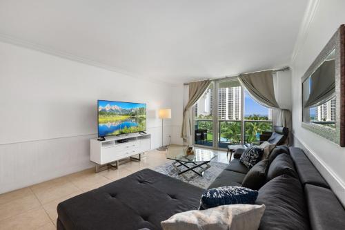 Bright Stylish 2BR Condo Stunning View Of Ocean – khách sạn tại Golden Beach