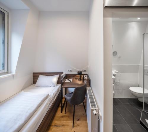 Single Room image 6