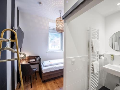 Single Room image 7
