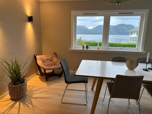 Spacious holiday home by the fjord and mountains in Måndalen