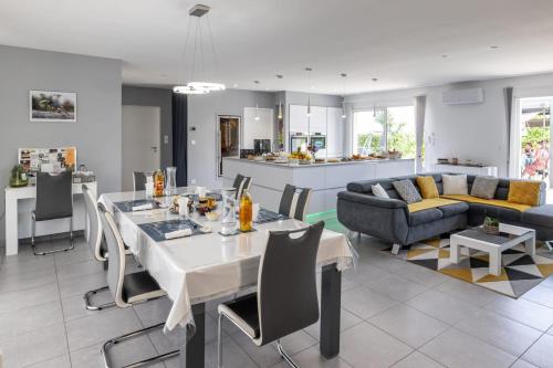 "Notre Bastide" Maison et table d'hôtes à 5 mn de Sarlat,Piscine, jacuzzi, Climatisation ("Notre Bastide" Maison et table d'hotes a 5 mn de Sarlat,Piscine, jacuzzi, Climatisation) in Marcillac-Saint-Quentin