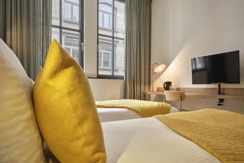 room detail thumbnail 2