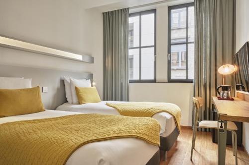 1 double bed, 2 twin beds