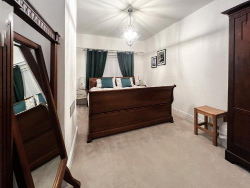 Buitenkant, The Lodge in Keighley Central