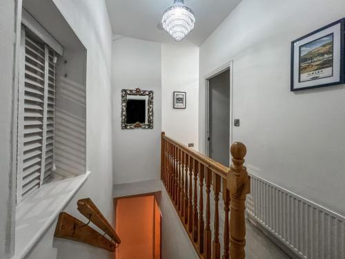 Buitenkant, The Lodge in Keighley Central