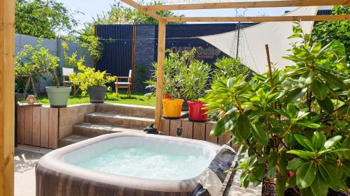 สวน, GARY Suite - Studio Cosy, Spa et jardin privatif à 4 min de Cambrai (GARY Suite - Studio Cosy, Spa et jardin privatif a 4 min de Cambrai) in คองเบร