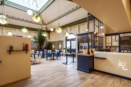 Lobby, The Originals Boutique, Hôtel Le Londres, Saumur in Saumur Town Center