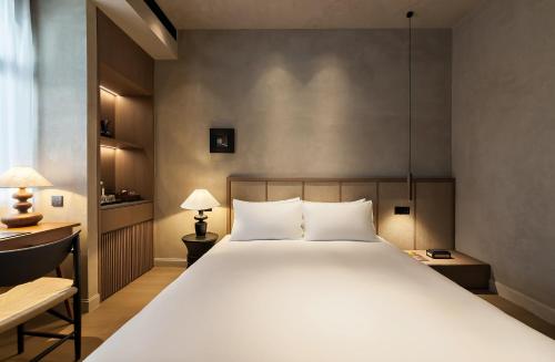 Double Room image 3