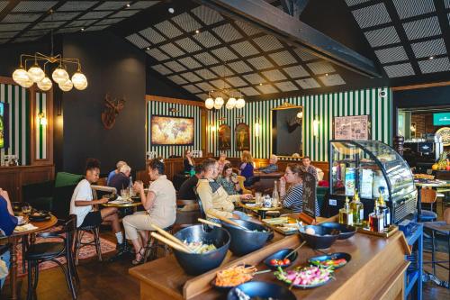 Bar/lounge, The Originals Boutique, Hôtel Le Londres, Saumur in Saumur Town Center