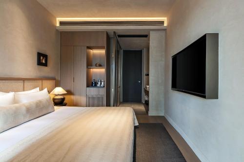 Double Room with Balcony (2 Adults + 1 Child) image 2