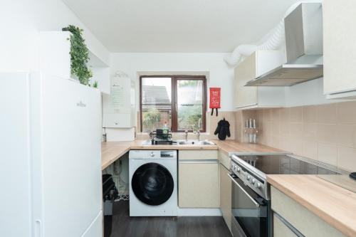 Two-Bedroom Apartment room in Open Mind Property - 1 Bed Flat with 3 Double Beds