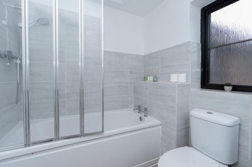 Open Mind Property - 1 Bed Flat with 3 Double Beds - image 2