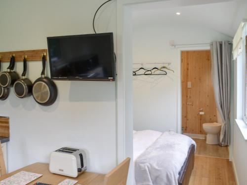 Shepherds Hut 3 at Laddingford - UK32532 - image 12