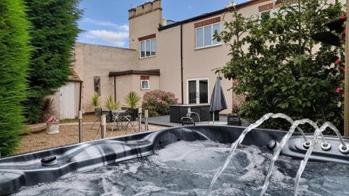 Exterior view, The East Wing at Rufford Park Lodge, Hot Tub Retreat in Rufford (Nottinghamshire)