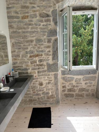 Vannas istaba, Demeure vigneronne rare in Château-Chalon