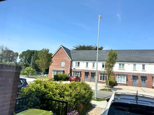 Large double room with a private bathroom in a quiet neighbourhood, Dublin